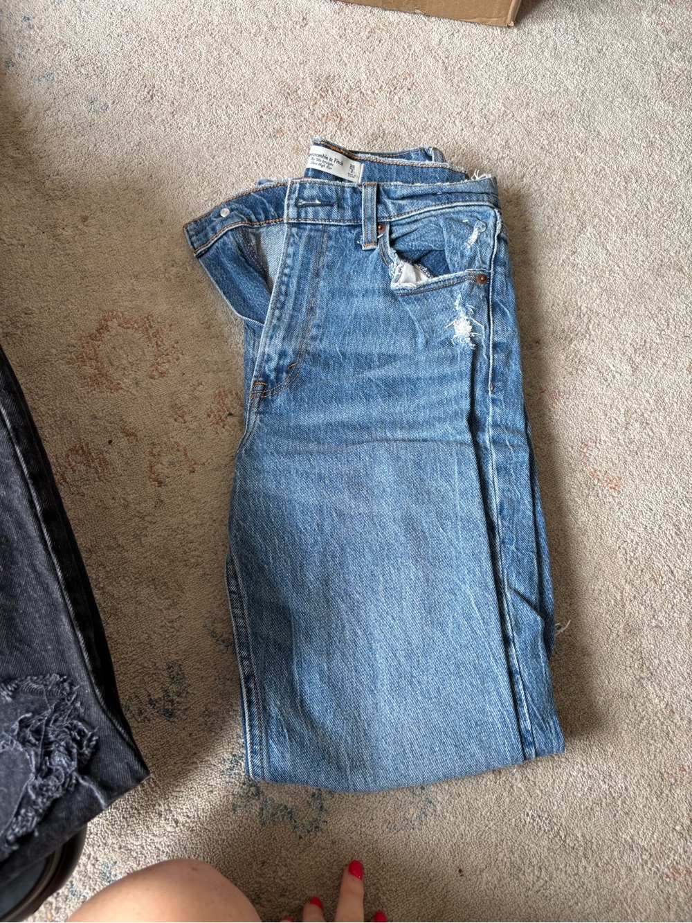 Abercrombie & Fitch 90s High Rise Jean with Distressed Knee (color Medium)